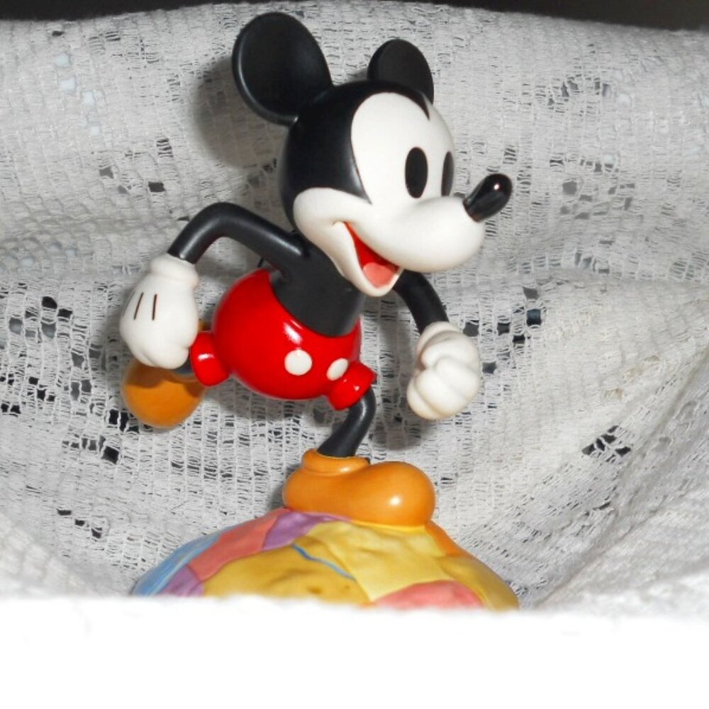 New Disney Figurine Millenium Mickey On Top of the World 2000